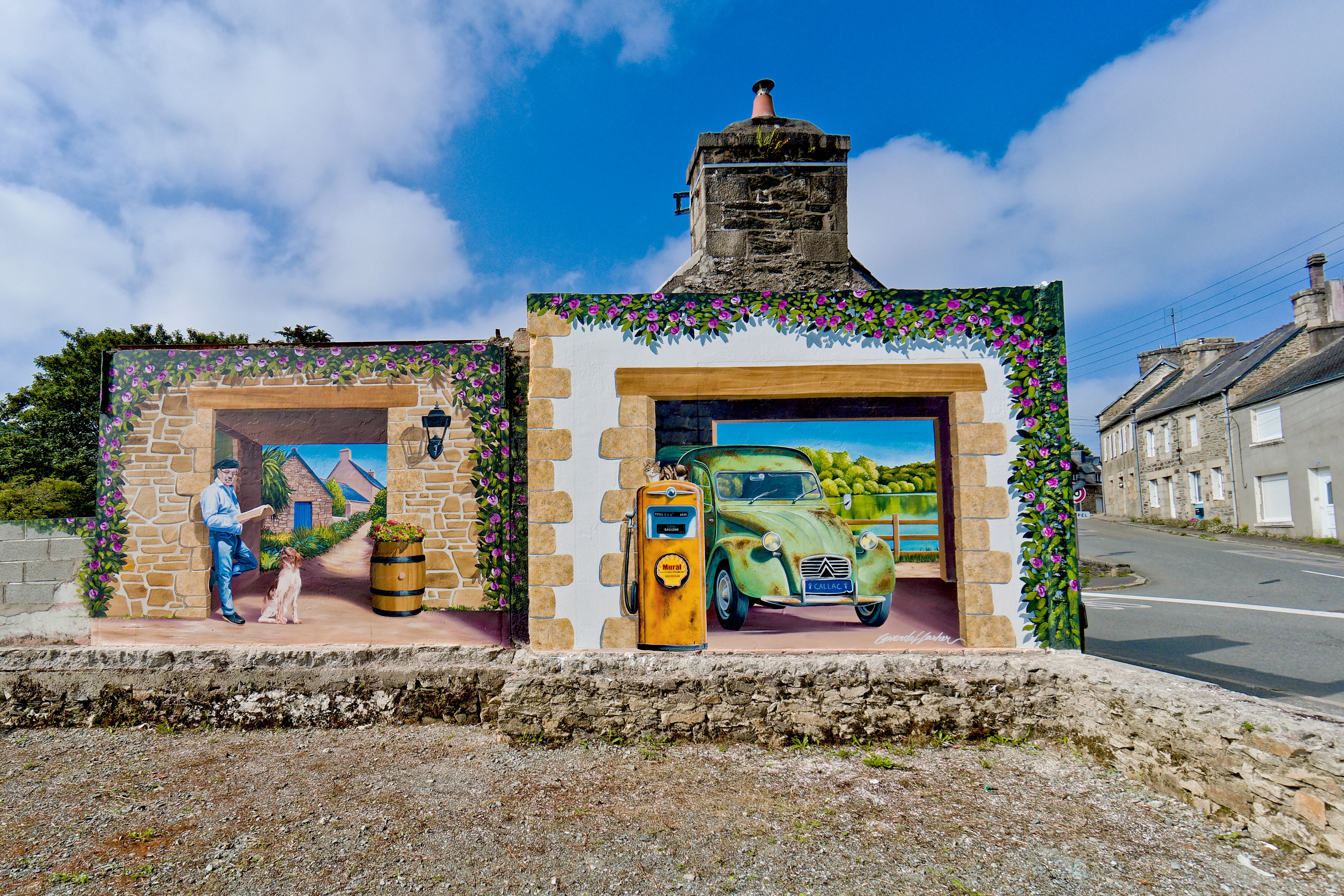 Trompe-l'œil d'un garage avec 2CV vintage et pompe à essence ancienne, façade transformée en entrée de ville de Callac, Côtes-d'Armor.